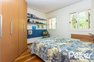 Casa à venda com 226m², 3 dormitórios, 1 suíte, 4 vagas, no bairro Ipanema em Porto Alegre