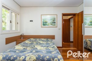 Casa à venda com 226m², 3 dormitórios, 1 suíte, 4 vagas, no bairro Ipanema em Porto Alegre