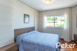 Casa à venda com 226m², 3 dormitórios, 1 suíte, 4 vagas, no bairro Ipanema em Porto Alegre