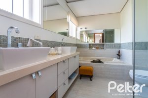 Casa à venda com 226m², 3 dormitórios, 1 suíte, 4 vagas, no bairro Ipanema em Porto Alegre