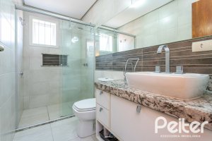 Casa à venda com 226m², 3 dormitórios, 1 suíte, 4 vagas, no bairro Ipanema em Porto Alegre