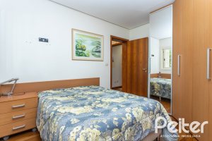 Casa à venda com 226m², 3 dormitórios, 1 suíte, 4 vagas, no bairro Ipanema em Porto Alegre