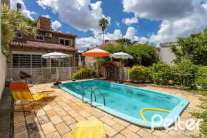 Casa à venda com 226m², 3 dormitórios, 1 suíte, 4 vagas, no bairro Ipanema em Porto Alegre