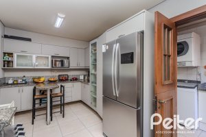 Casa em Condomínio à venda com 450m², 6 dormitórios, 4 suítes, 2 vagas, no bairro Terra Ville em PORTO ALEGRE