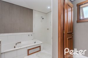 Casa em Condomínio à venda com 450m², 6 dormitórios, 4 suítes, 2 vagas, no bairro Terra Ville em PORTO ALEGRE