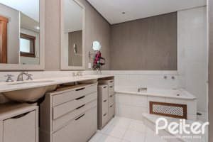 Casa em Condomínio à venda com 450m², 6 dormitórios, 4 suítes, 2 vagas, no bairro Terra Ville em PORTO ALEGRE