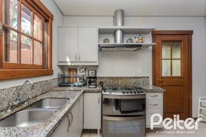 Casa em Condomínio à venda com 450m², 6 dormitórios, 4 suítes, 2 vagas, no bairro Terra Ville em PORTO ALEGRE