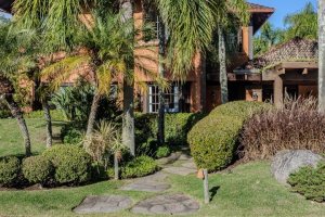 Casa em Condomínio à venda com 450m², 6 dormitórios, 4 suítes, 2 vagas, no bairro Terra Ville em PORTO ALEGRE