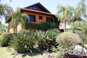 Casa em Condomínio à venda com 450m², 6 dormitórios, 4 suítes, 2 vagas, no bairro Terra Ville em Porto Alegre