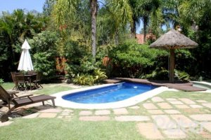 Casa em Condomínio à venda com 450m², 6 dormitórios, 4 suítes, 2 vagas, no bairro Terra Ville em Porto Alegre