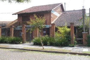 Casa à venda com 404m², 4 dormitórios, 1 suíte, 3 vagas, no bairro Vila Assunção em Porto Alegre
