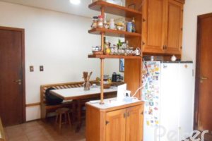 Casa à venda com 404m², 4 dormitórios, 1 suíte, 3 vagas, no bairro Vila Assunção em Porto Alegre