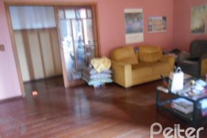 Casa à venda com 404m², 4 dormitórios, 1 suíte, 3 vagas, no bairro Vila Assunção em Porto Alegre