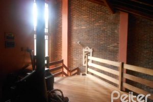 Casa à venda com 404m², 4 dormitórios, 1 suíte, 3 vagas, no bairro Vila Assunção em Porto Alegre