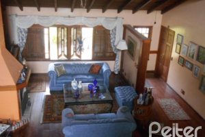 Casa à venda com 404m², 4 dormitórios, 1 suíte, 3 vagas, no bairro Vila Assunção em Porto Alegre