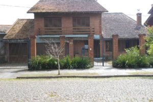 Casa à venda com 404m², 4 dormitórios, 1 suíte, 3 vagas, no bairro Vila Assunção em Porto Alegre