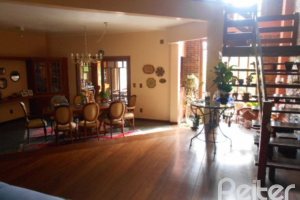 Casa à venda com 404m², 4 dormitórios, 1 suíte, 3 vagas, no bairro Vila Assunção em Porto Alegre