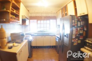 Casa à venda com 324m², 3 dormitórios, 1 suíte, 4 vagas, no bairro Tristeza em Porto Alegre