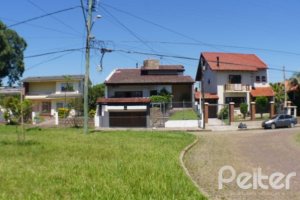 Casa à venda com 324m², 3 dormitórios, 1 suíte, 4 vagas, no bairro Tristeza em Porto Alegre