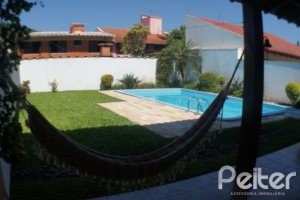 Casa à venda com 324m², 3 dormitórios, 1 suíte, 4 vagas, no bairro Tristeza em Porto Alegre