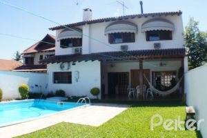 Casa à venda com 324m², 3 dormitórios, 1 suíte, 4 vagas, no bairro Tristeza em Porto Alegre