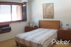 Casa à venda com 324m², 3 dormitórios, 1 suíte, 4 vagas, no bairro Tristeza em Porto Alegre