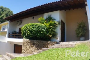 Casa à venda com 324m², 3 dormitórios, 1 suíte, 4 vagas, no bairro Tristeza em Porto Alegre