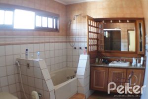 Casa à venda com 324m², 3 dormitórios, 1 suíte, 4 vagas, no bairro Tristeza em Porto Alegre