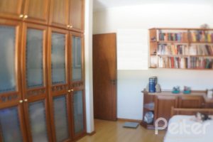 Casa à venda com 324m², 3 dormitórios, 1 suíte, 4 vagas, no bairro Tristeza em Porto Alegre