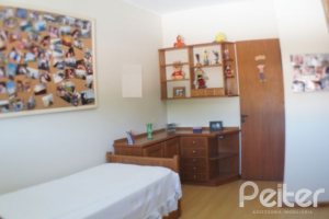 Casa à venda com 324m², 3 dormitórios, 1 suíte, 4 vagas, no bairro Tristeza em Porto Alegre