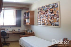 Casa à venda com 324m², 3 dormitórios, 1 suíte, 4 vagas, no bairro Tristeza em Porto Alegre