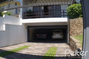 Casa à venda com 324m², 3 dormitórios, 1 suíte, 4 vagas, no bairro Tristeza em Porto Alegre