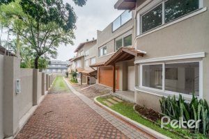 Casa em Condomínio à venda com 227m², 3 dormitórios, 1 suíte, 2 vagas, no bairro Tristeza em Porto Alegre