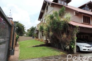 Casa em Condomínio à venda com 194m², 3 dormitórios, 1 suíte, 2 vagas, no bairro Vila Assunção em Porto Alegre