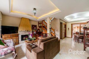 Casa à venda com 241m², 3 dormitórios, 1 suíte, 3 vagas, no bairro Ipanema em Porto Alegre