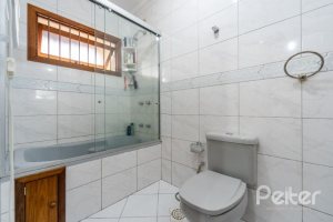 Casa à venda com 241m², 3 dormitórios, 1 suíte, 3 vagas, no bairro Ipanema em Porto Alegre