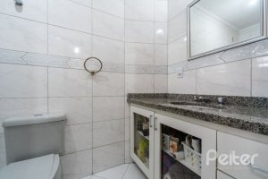 Casa à venda com 241m², 3 dormitórios, 1 suíte, 3 vagas, no bairro Ipanema em Porto Alegre