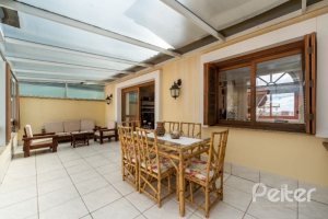 Casa à venda com 241m², 3 dormitórios, 1 suíte, 3 vagas, no bairro Ipanema em Porto Alegre