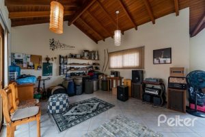 Casa à venda com 241m², 3 dormitórios, 1 suíte, 3 vagas, no bairro Ipanema em Porto Alegre