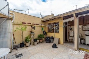 Casa à venda com 241m², 3 dormitórios, 1 suíte, 3 vagas, no bairro Ipanema em Porto Alegre