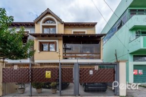 Casa à venda com 241m², 3 dormitórios, 1 suíte, 3 vagas, no bairro Ipanema em Porto Alegre