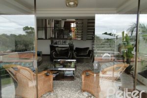 Casa à venda com 355m², 4 dormitórios, 4 suítes, 4 vagas, no bairro Vila Assunção em Porto Alegre