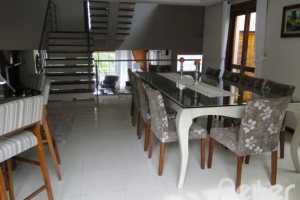 Casa à venda com 355m², 4 dormitórios, 4 suítes, 4 vagas, no bairro Vila Assunção em Porto Alegre