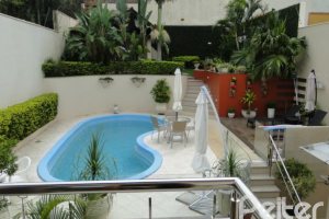 Casa à venda com 355m², 4 dormitórios, 4 suítes, 4 vagas, no bairro Vila Assunção em Porto Alegre