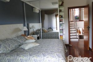Casa à venda com 355m², 4 dormitórios, 4 suítes, 4 vagas, no bairro Vila Assunção em Porto Alegre