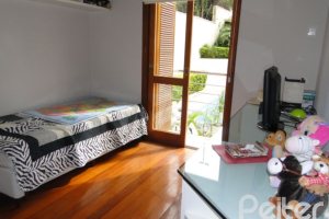 Casa à venda com 355m², 4 dormitórios, 4 suítes, 4 vagas, no bairro Vila Assunção em Porto Alegre