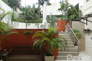 Casa à venda com 355m², 4 dormitórios, 4 suítes, 4 vagas, no bairro Vila Assunção em Porto Alegre