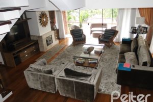Casa à venda com 355m², 4 dormitórios, 4 suítes, 4 vagas, no bairro Vila Assunção em Porto Alegre