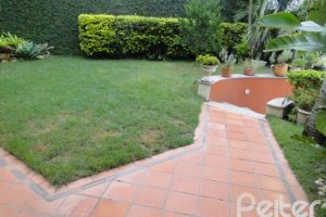 Casa à venda com 355m², 4 dormitórios, 4 suítes, 4 vagas, no bairro Vila Assunção em Porto Alegre