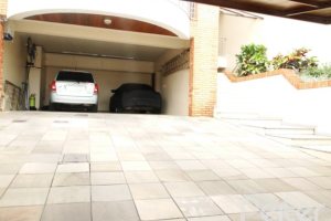 Casa à venda com 355m², 4 dormitórios, 4 suítes, 4 vagas, no bairro Vila Assunção em Porto Alegre